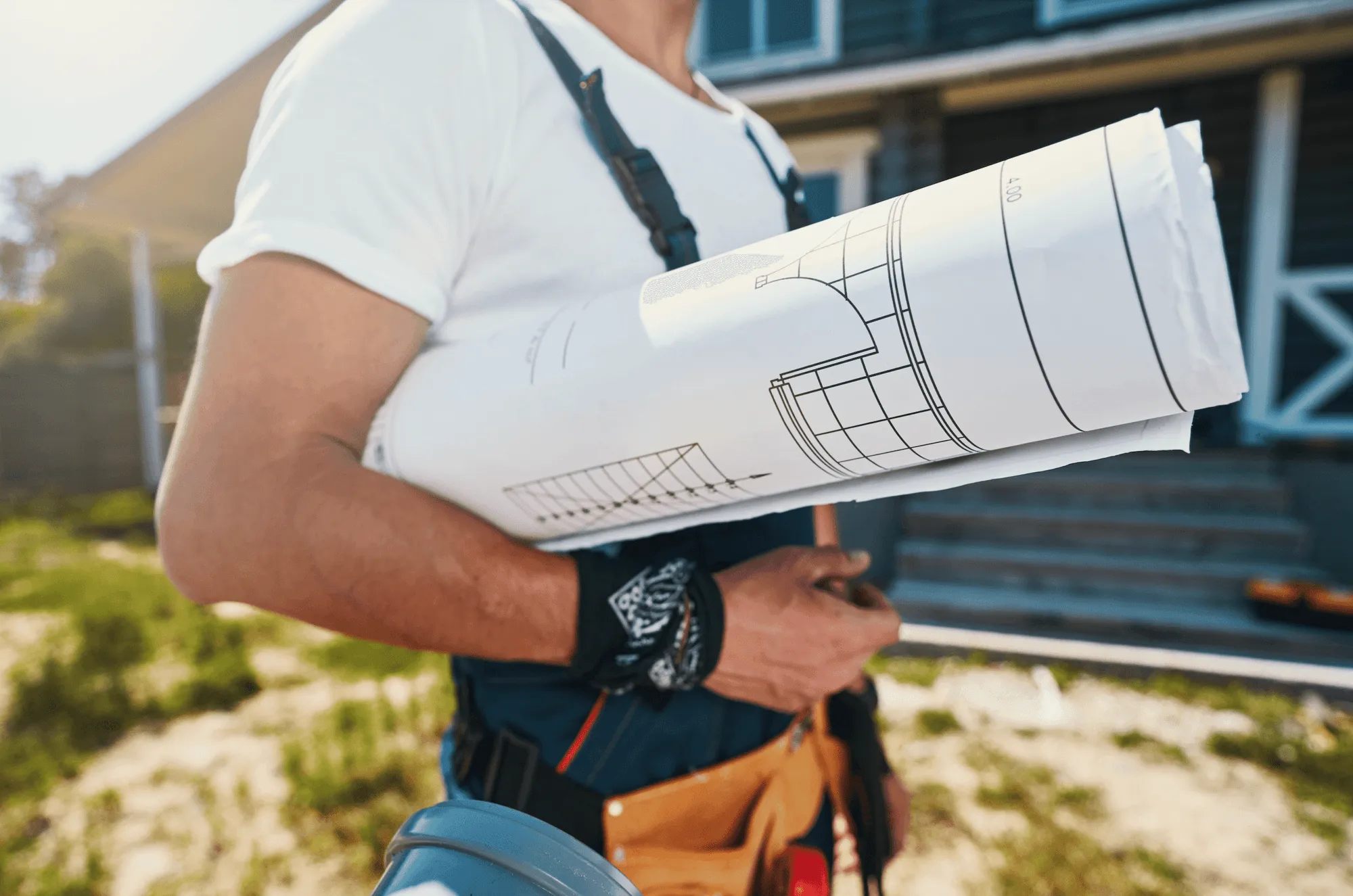Baupläne und Schutzhelm für Hausbau- und Hauskauf-Finanzierung